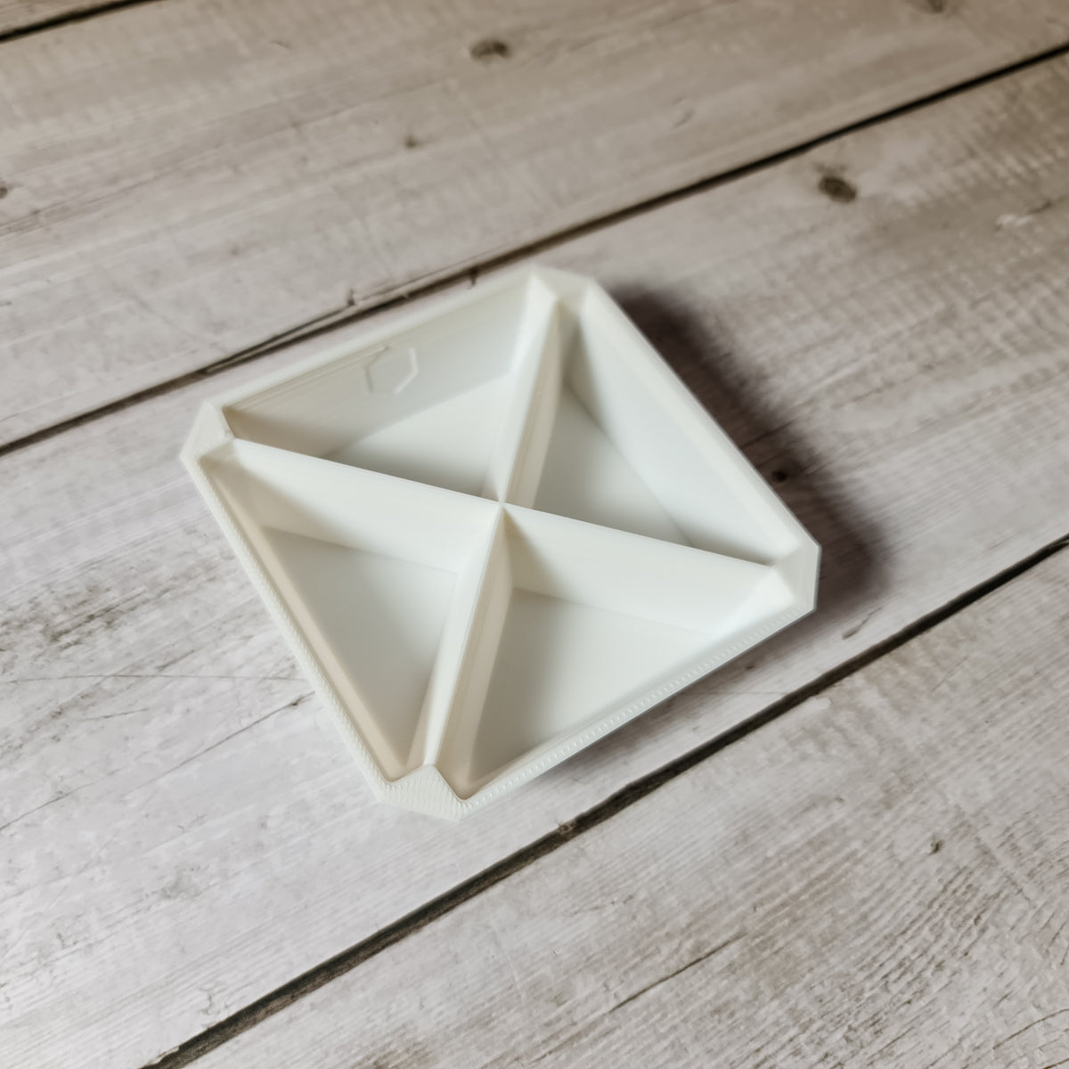 OCTA TRAY - 4 TRIANGULAR PARTITIONS